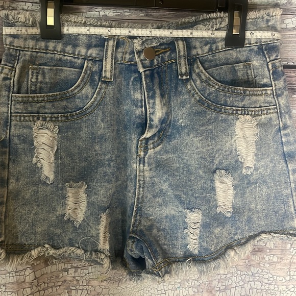 3️⃣/$15! Distressed, light wash denim shorts - Picture 6 of 7